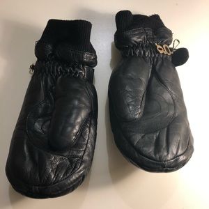 Black leather women ski gloves.